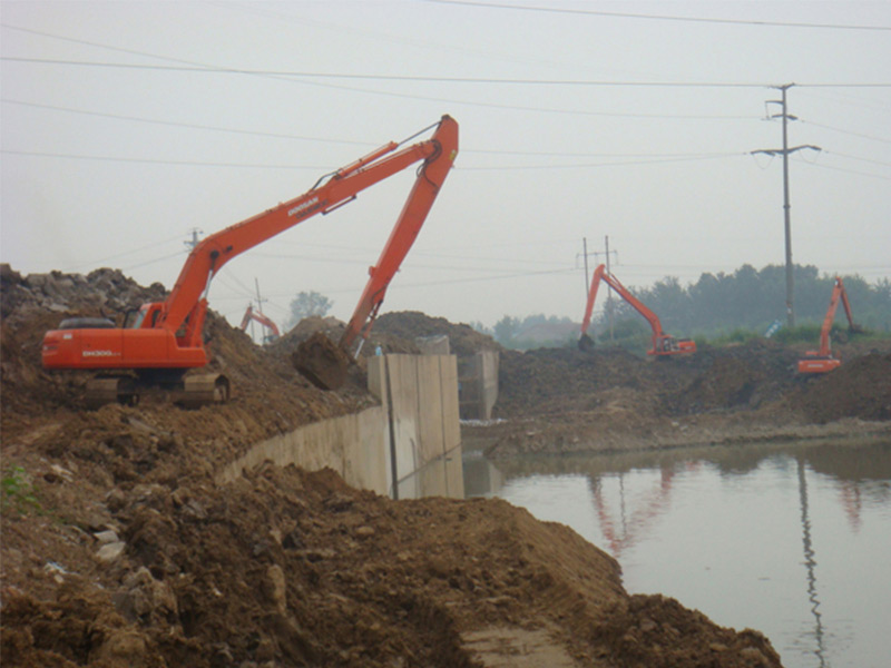 長(zhǎng)臂挖掘機(jī)出租需要考慮哪些因素？